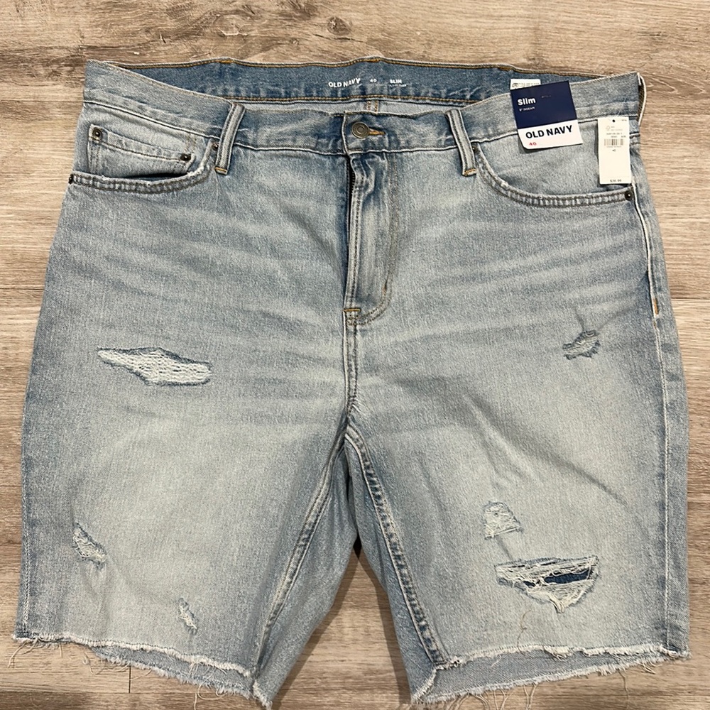 NWT Old Navy men’s 40” jean shorts, a bit of stretch. Never worn, brand new.
